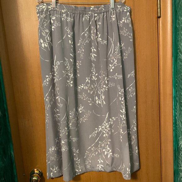 Light Blue 2 piece blazer and skirt with leaf vine design, crinkled material - Picture 9 of 10